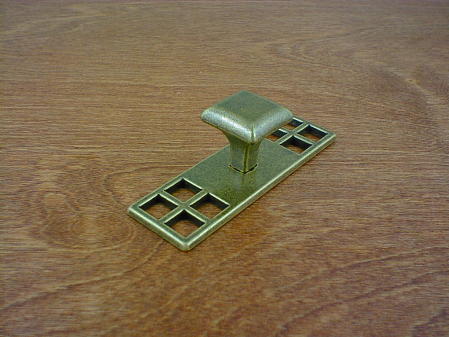 antique brass smooth backplate w/square knob