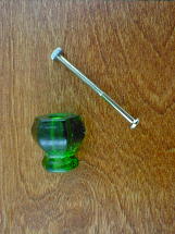 ch5262 emerald green glass medium knob w/nickel bolt